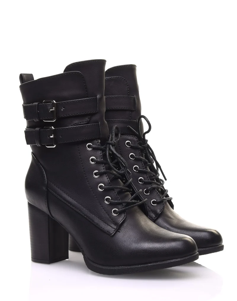 Bottines noires à talons lacées