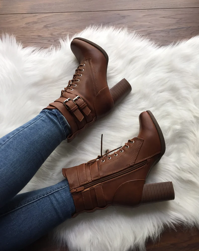 Bottines camel à talons lacées