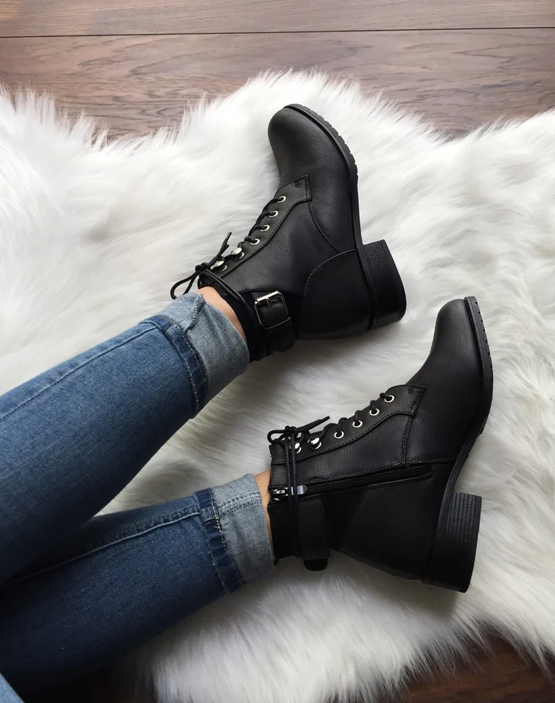 Bottines noires à oeillets