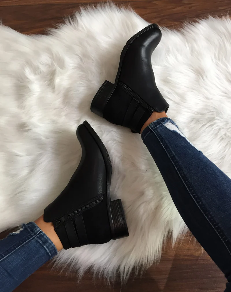 Bottines basses noires à sangles argentées