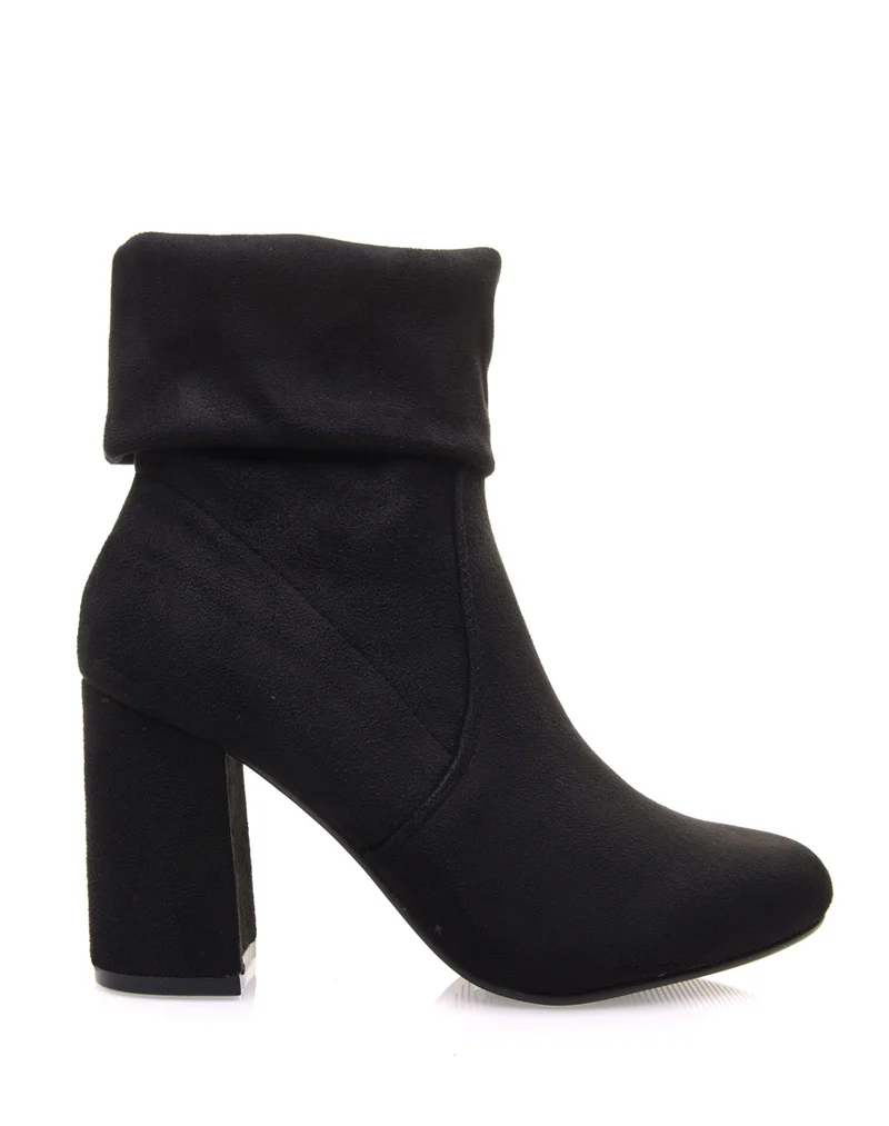 Bottines hautes noires entièrement en suédine