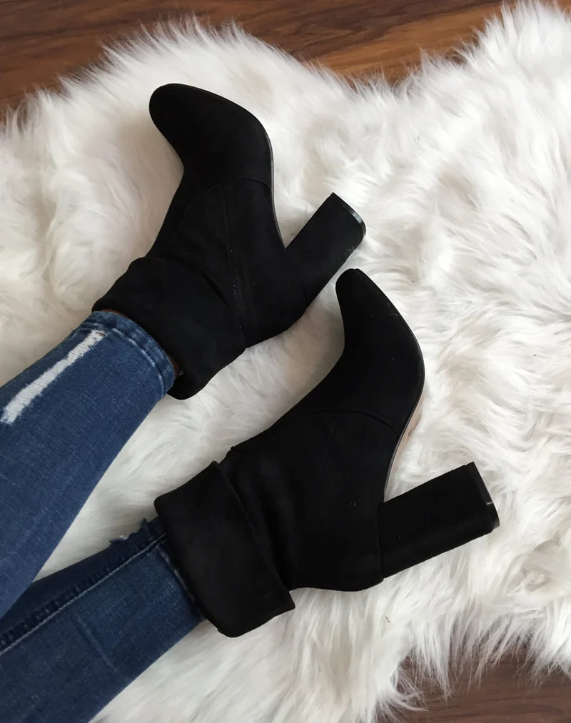 Bottines hautes noires entièrement en suédine