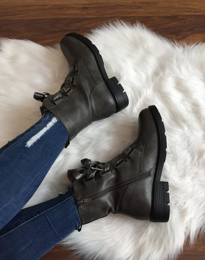 Chaussures montantes grises lacets en satin