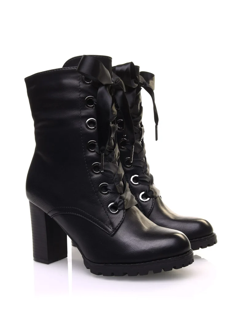 Bottines hautes noires à lacet et à semelles crantées