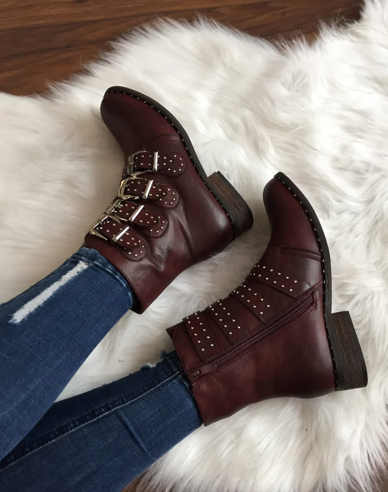 Bottines à brides bordeaux ornées de clous