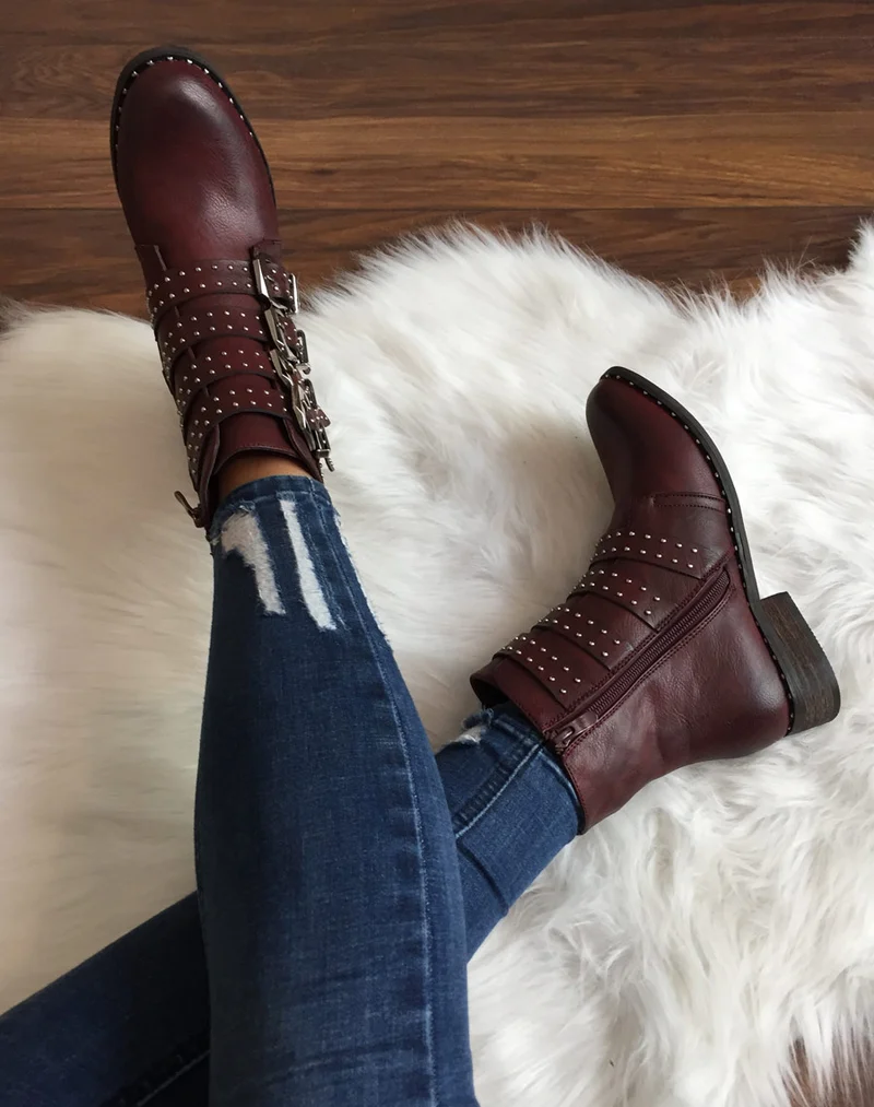 Bottines à brides bordeaux ornées de clous