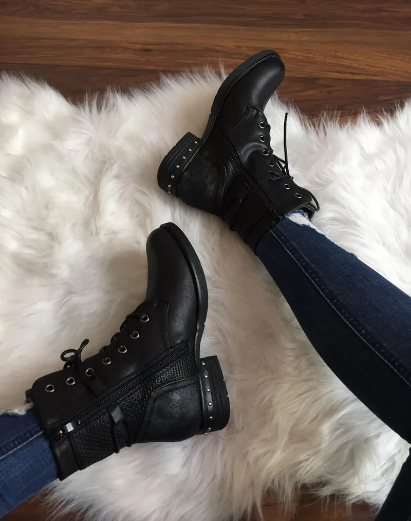 Bottines noires texturées à lacets