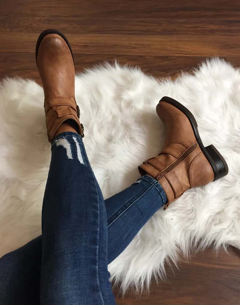 Bottines camel à boucles