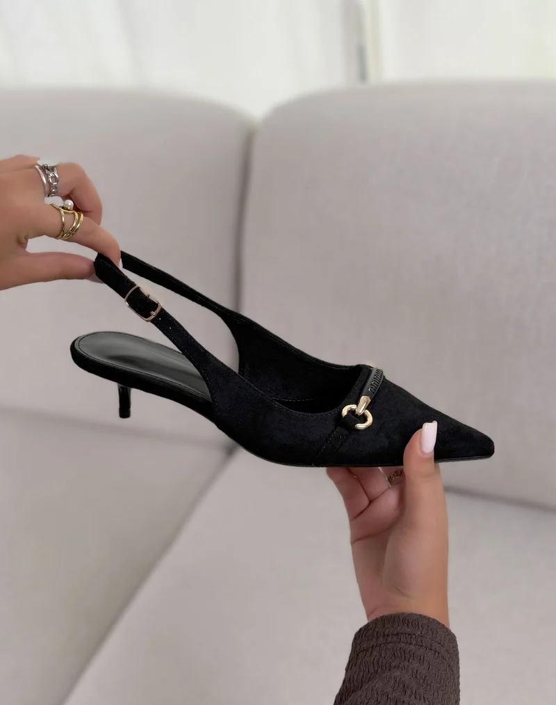 Escarpins femme noirs élégants en suédine à bout pointu avec bijou doré