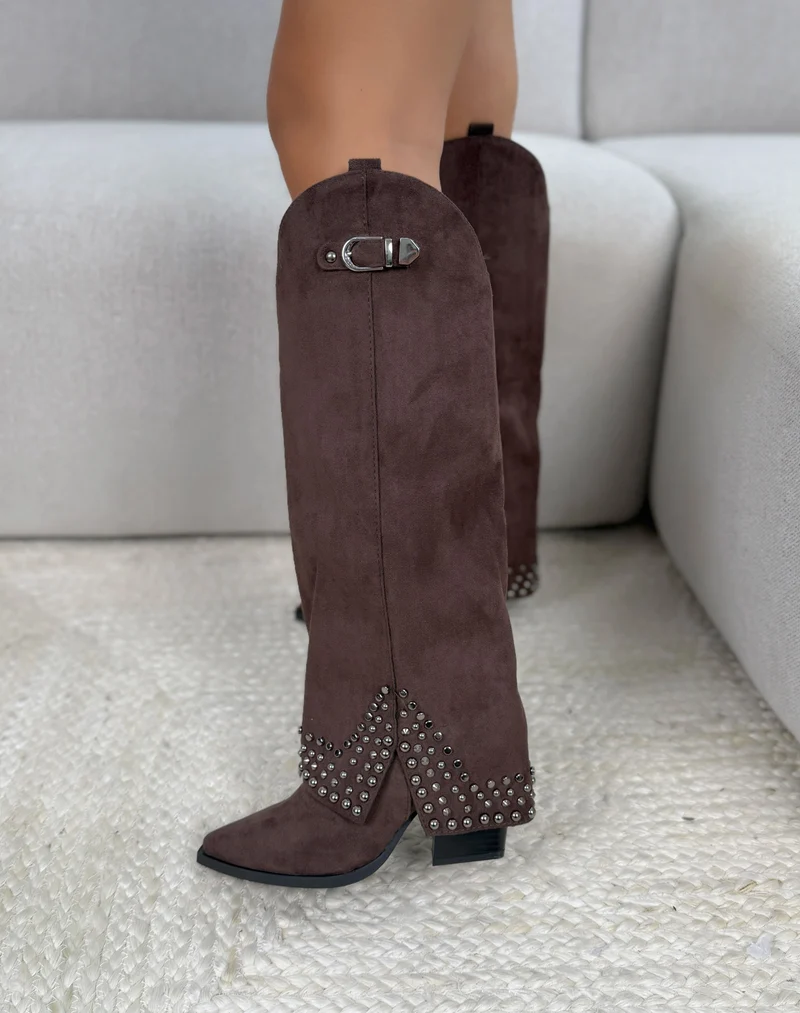 Bottes femme marron élégantes en suédine à revers avec clous et boucle argentée