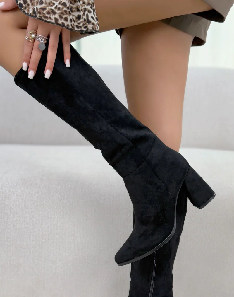 Bottes femme noires élégantes en suédine à bout pointu et talon épais carré