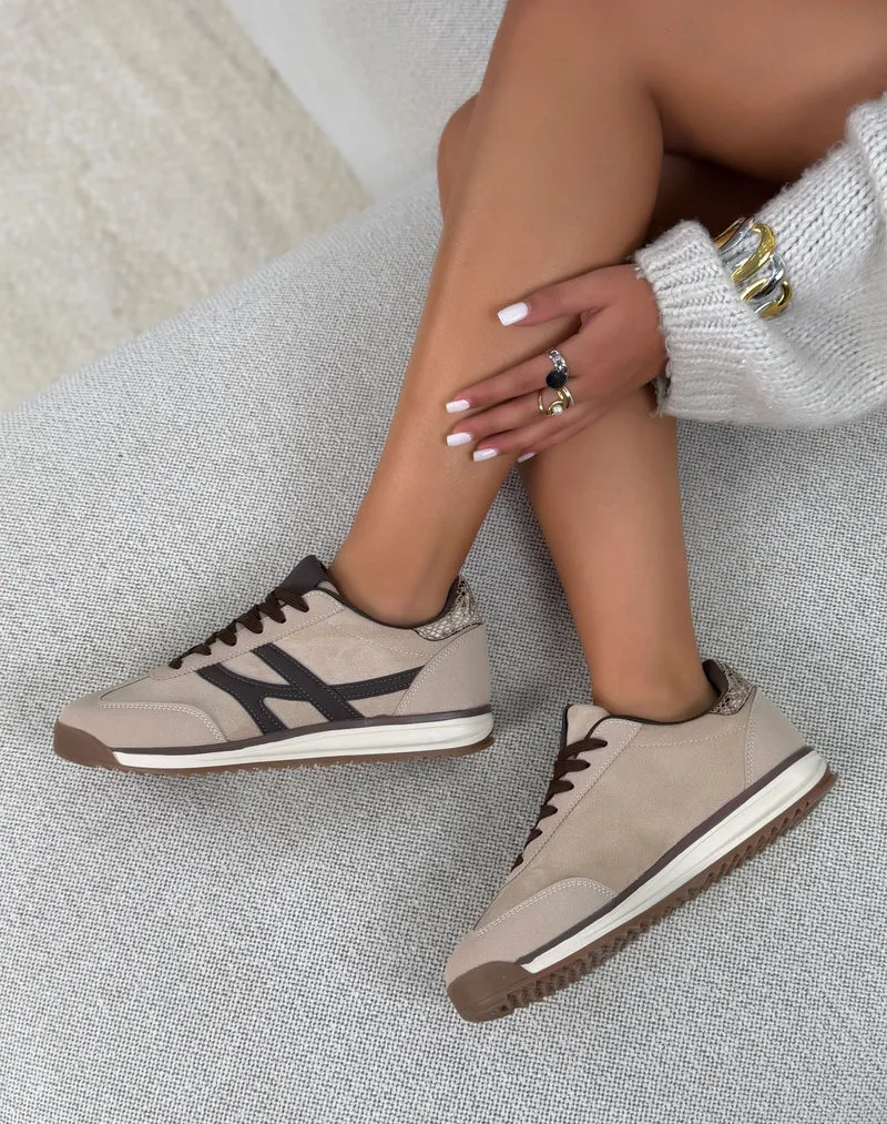 Basket femme beige tendance en suédine avec bandes marron et détail effet serpent