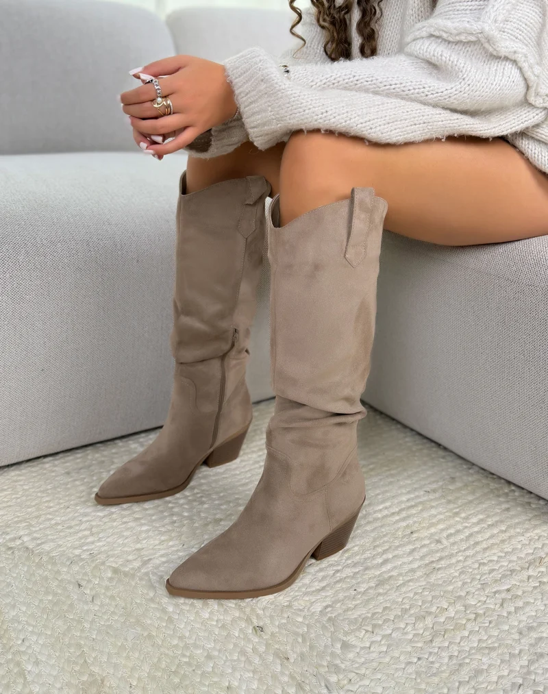 Bottes femme beiges style santiags en suédine tendance à bout pointu et talon biseauté