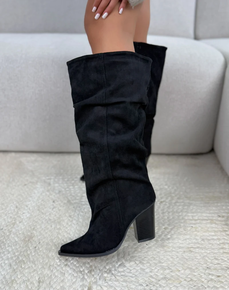 Botte femme noire tendance en suédine à tige large plissée avec talon épais biseauté