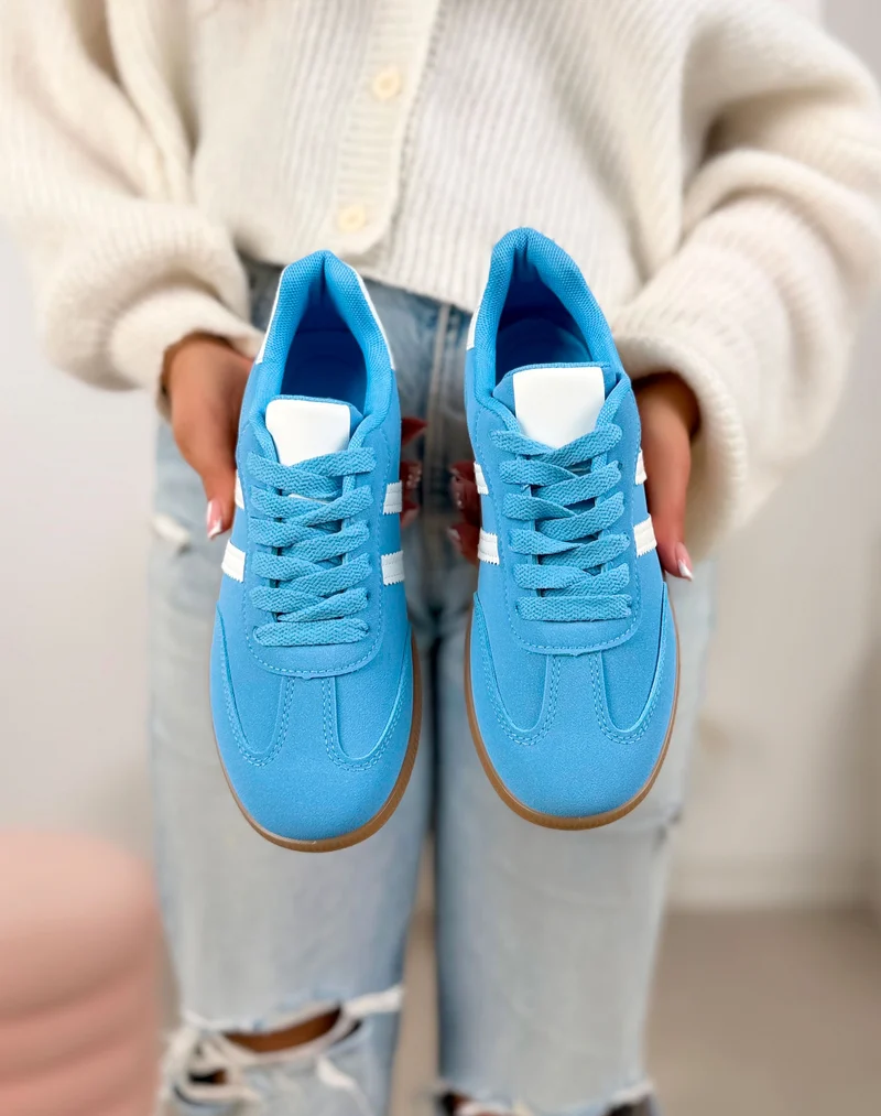 Basket femme bleue tendance en suédine à doubles bandes blanches