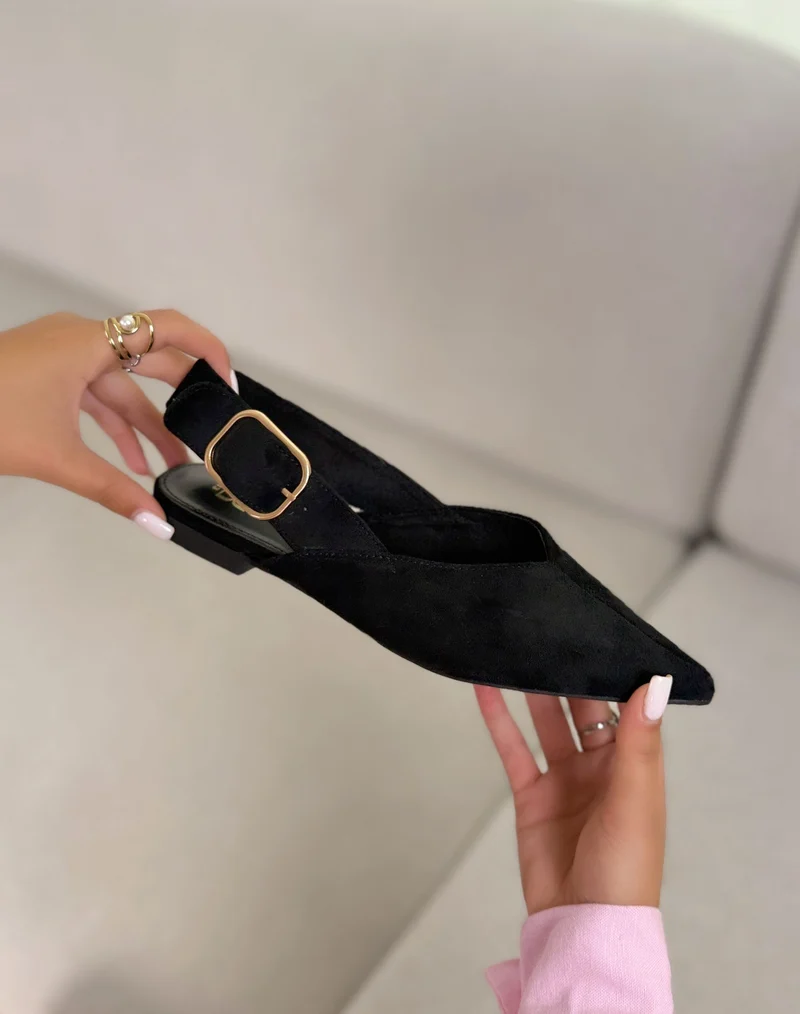 Escarpin plat femme noir élégant en suédine avec bout pointu et bride à boucle dorée