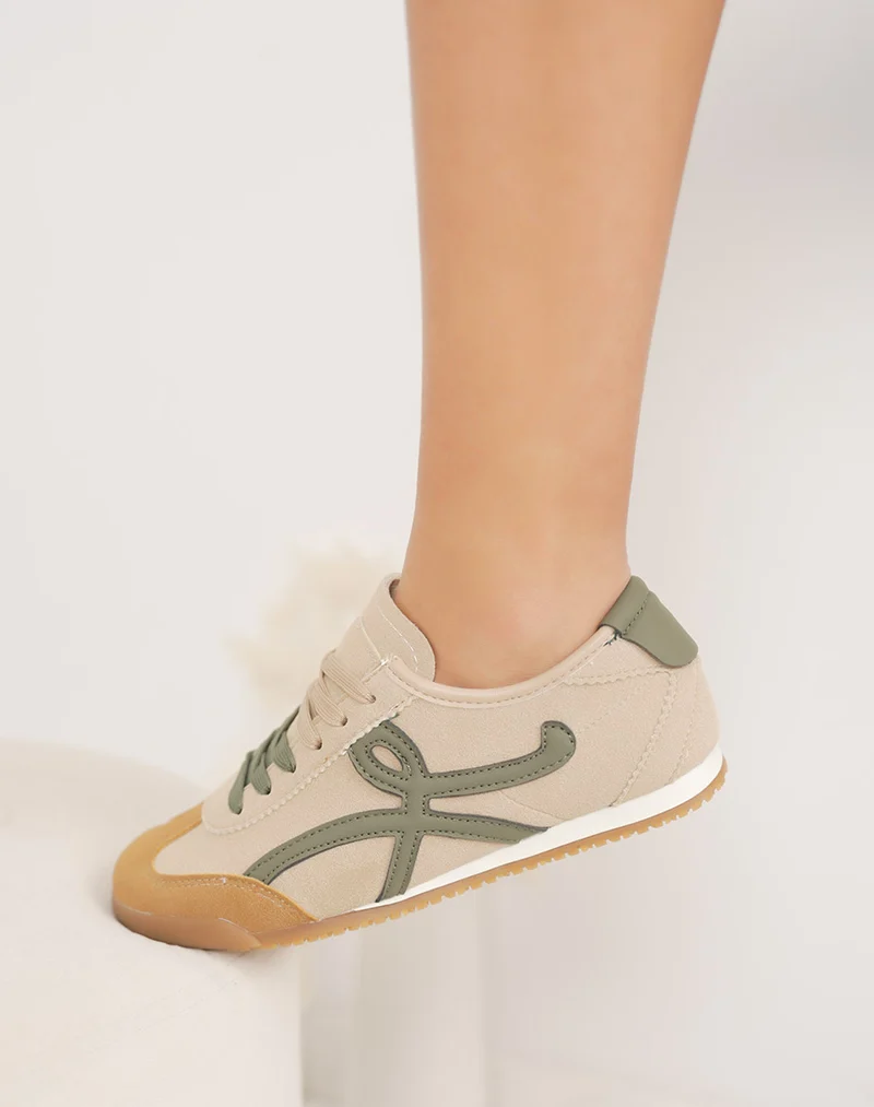 Baskets plates beige à empiècements vert kaki et double lacet