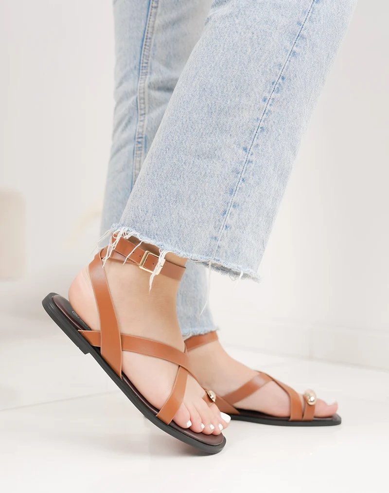 Nu-pieds femme marron élégants à entre-doigt avec bijou doré et boucle ajustable