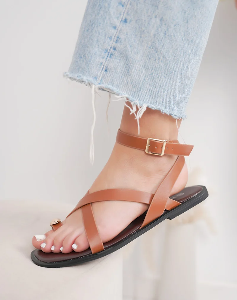 Nu-pieds femme marron élégants à entre-doigt avec bijou doré et boucle ajustable