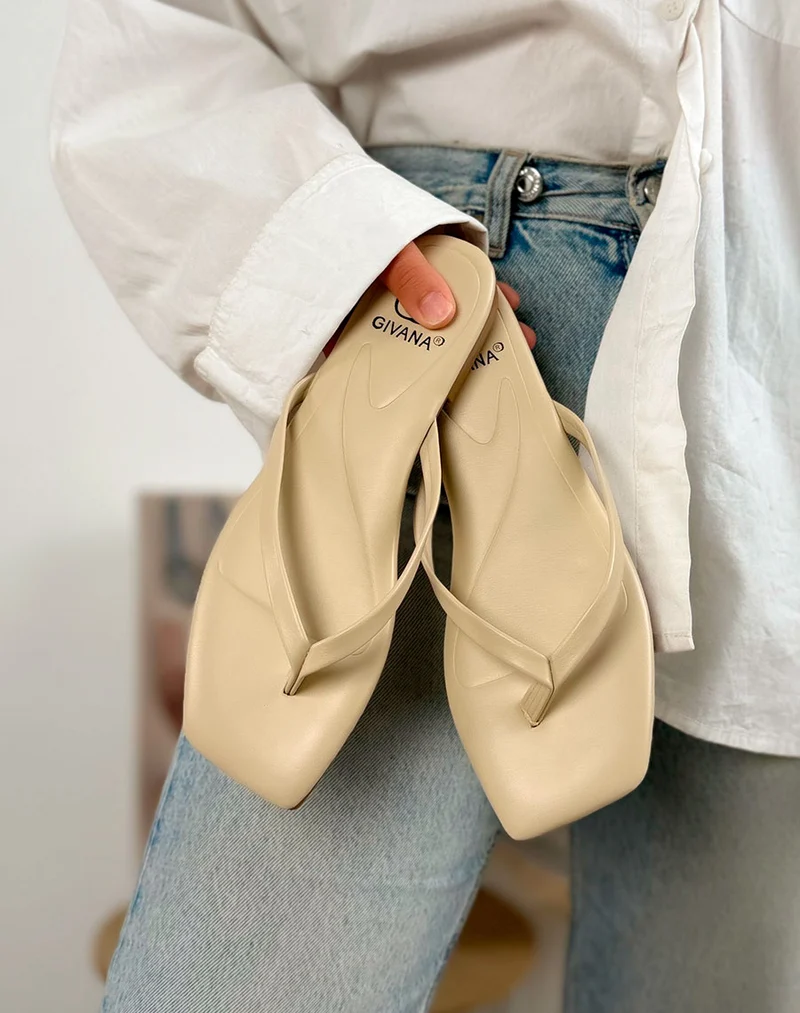 Tongs femme beige tendance à bout carré minimaliste
