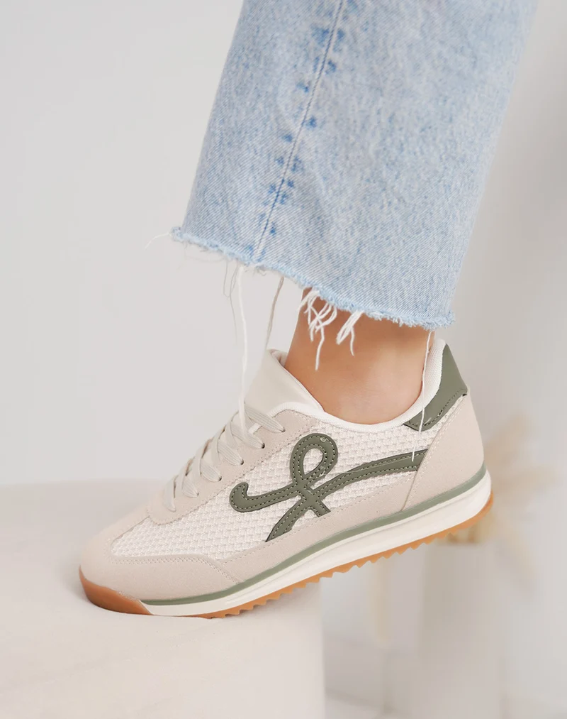 Basket femme beige clair tendance à empiècements tissés et détails vert kaki