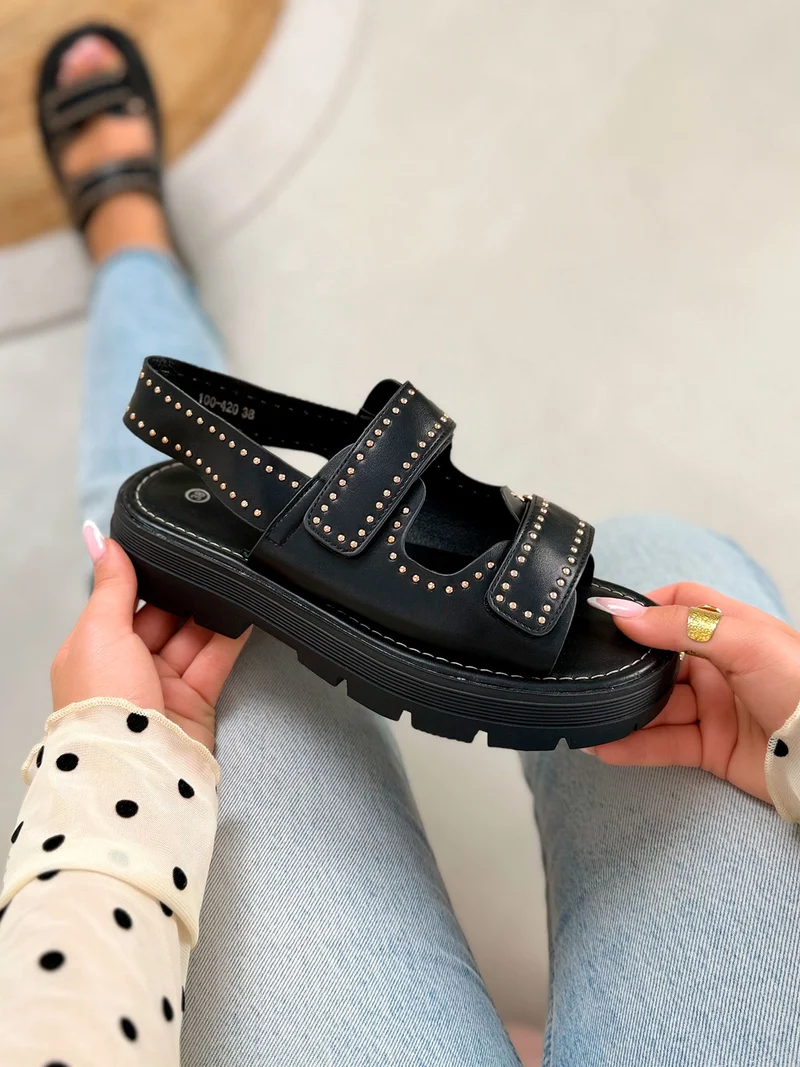 Nu-pieds femme noirs tendance à scratchs cloutés et semelle crantée