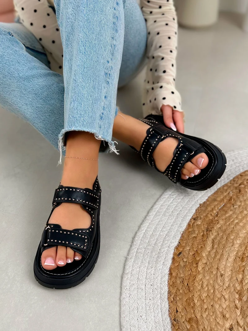 Nu-pieds femme noirs tendance à scratchs cloutés et semelle crantée