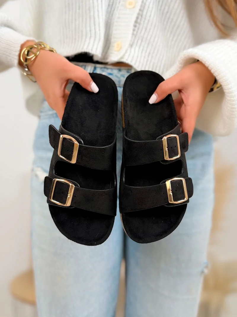Mules femme noires tendance en suédine avec boucles dorées et semelle liège