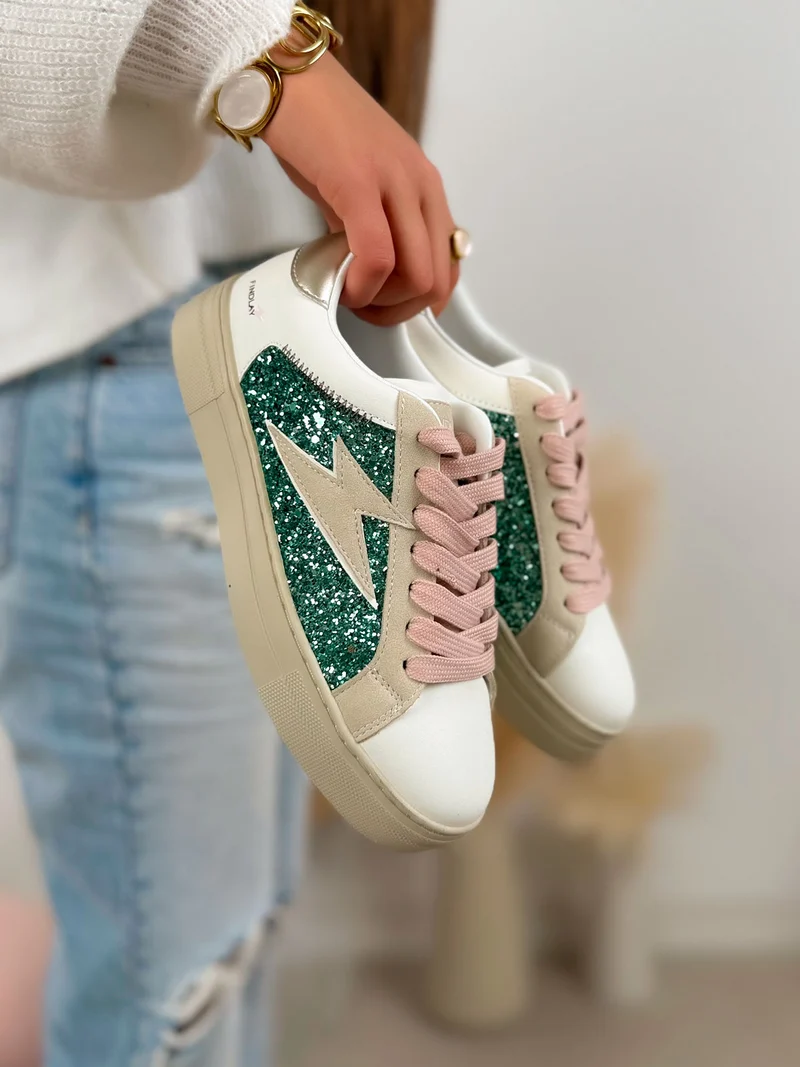 Basket femme blanche tendance avec empiècement vert pailleté et lacets roses