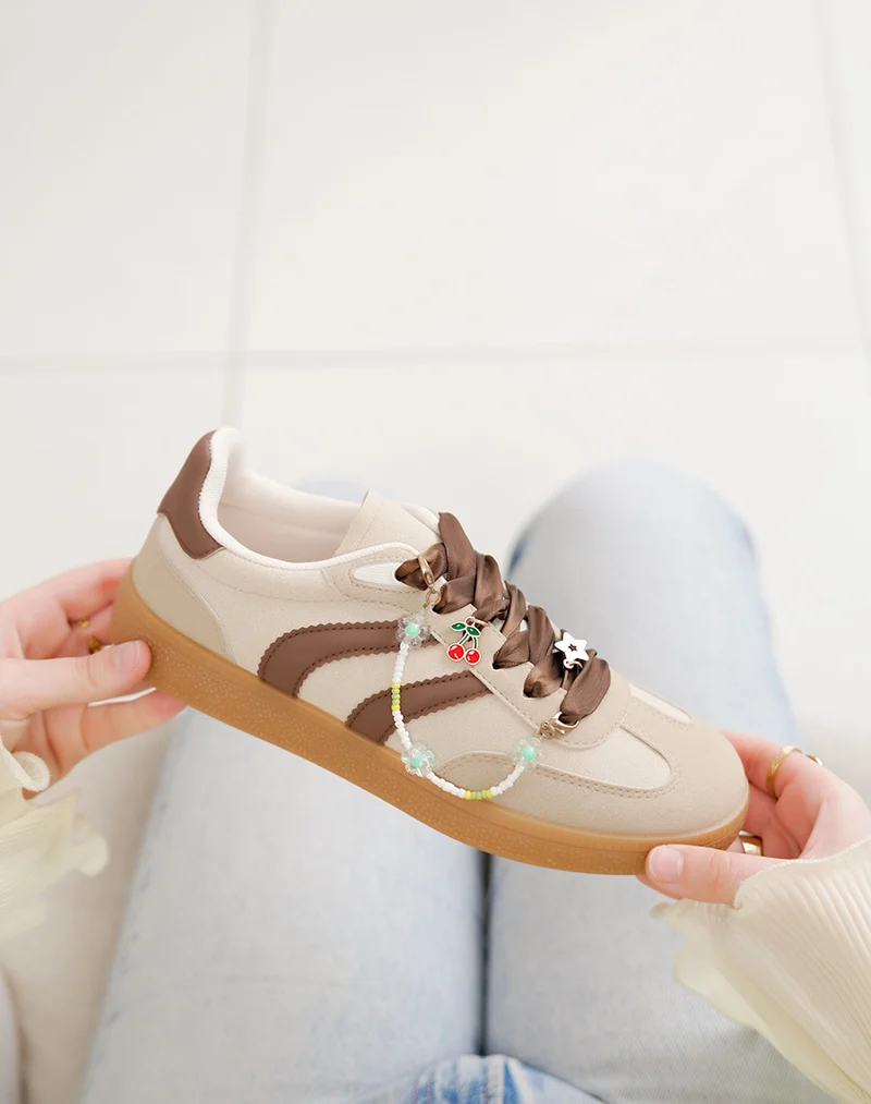 Basket femme beige tendance à rayures marron avec chaîne perles décorative
