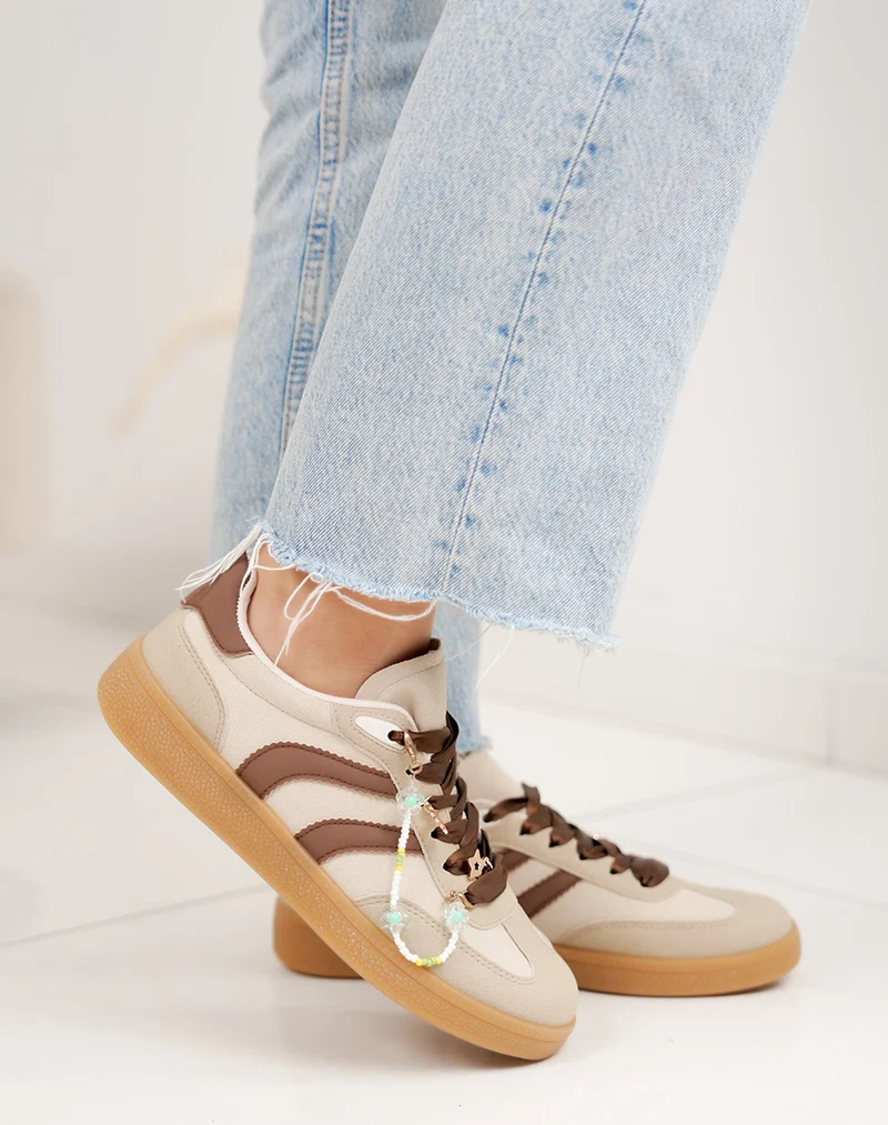 Basket femme beige tendance à rayures marron avec chaîne perles décorative