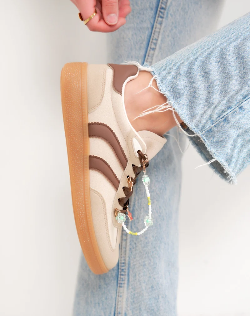 Basket femme beige tendance à rayures marron avec chaîne perles décorative