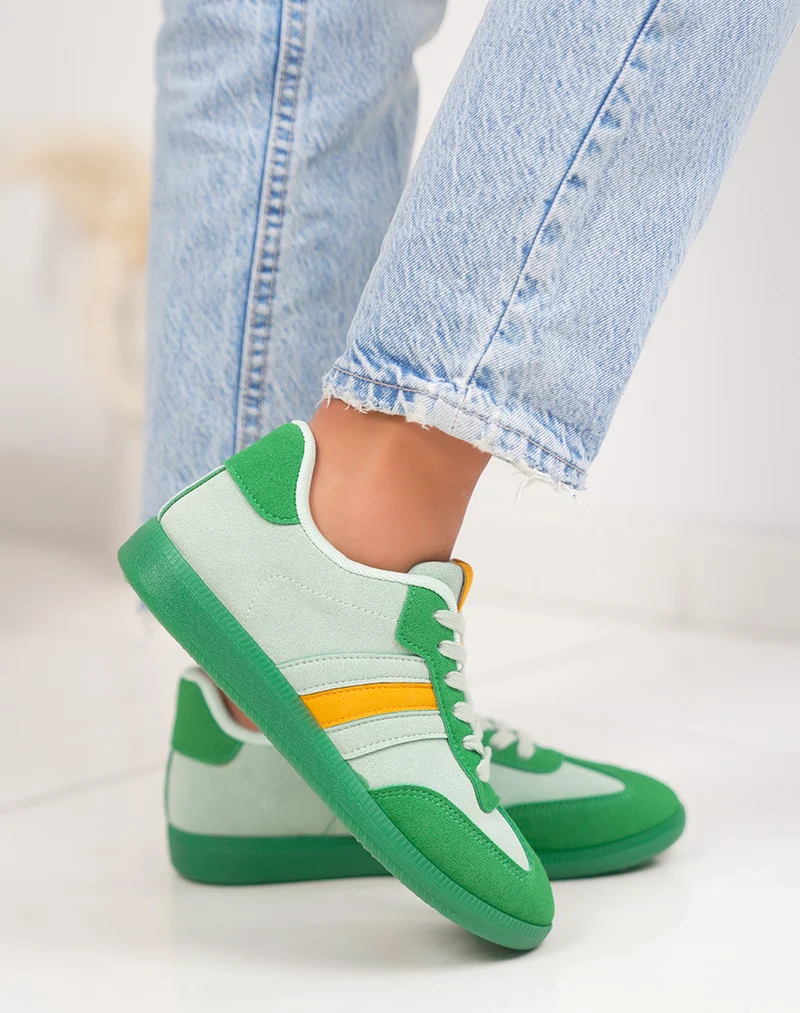 Basket femme verte claire tendance en suédine avec empiècements vert foncé et moutarde
