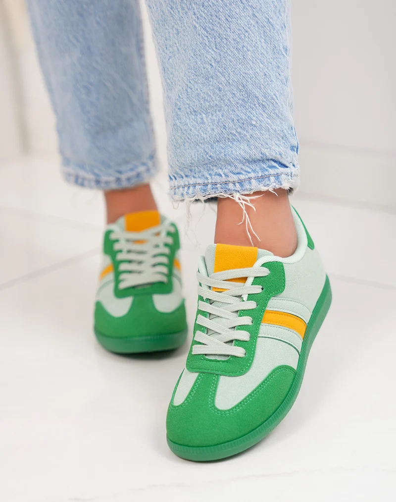 Basket femme verte claire tendance en suédine avec empiècements vert foncé et moutarde