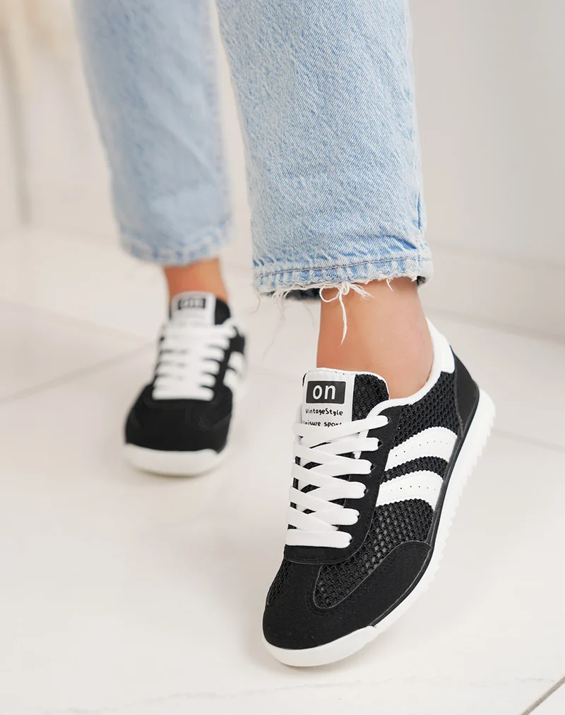 Basket femme noire tendance à empiècements blancs style rétro chic