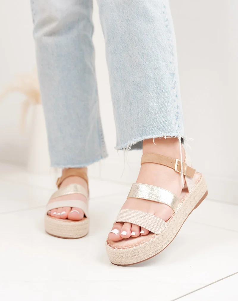 Sandale femme beige élégante à plateforme en osier et détail doré