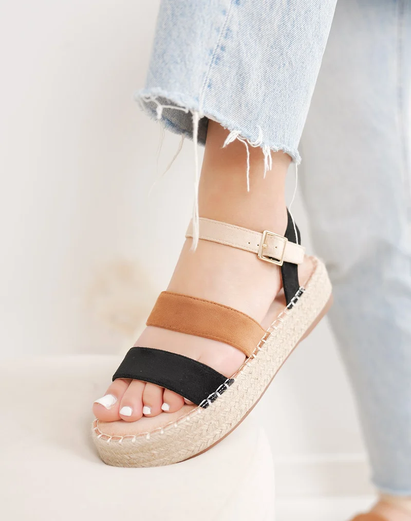 Sandale femme noire tendance à plateforme en osier et brides tricolores