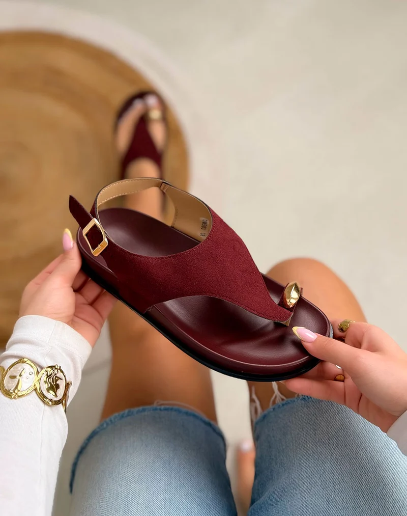 Nu-pieds femme bordeaux élégants en suédine avec bijou doré et semelle plate