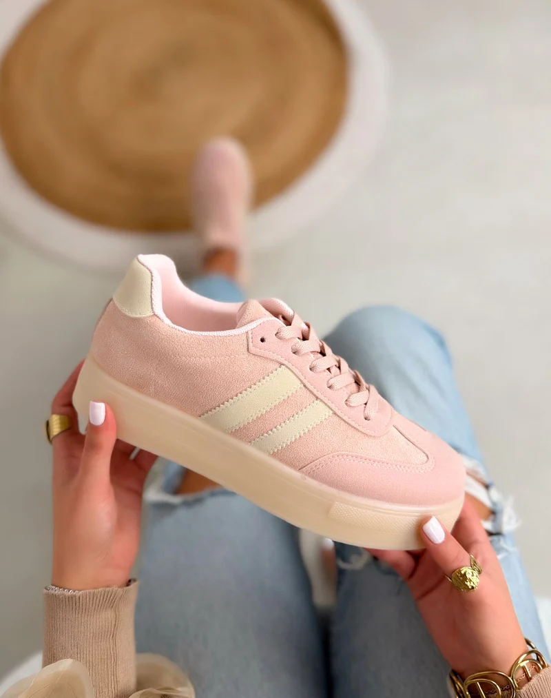 Basket femme rose pâle tendance en suédine avec bandes blanches et semelle plateforme crème