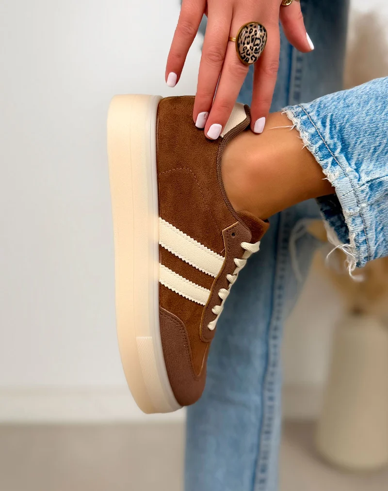 Basket femme marron tendance en suédine avec bandes taupe et semelle plateforme