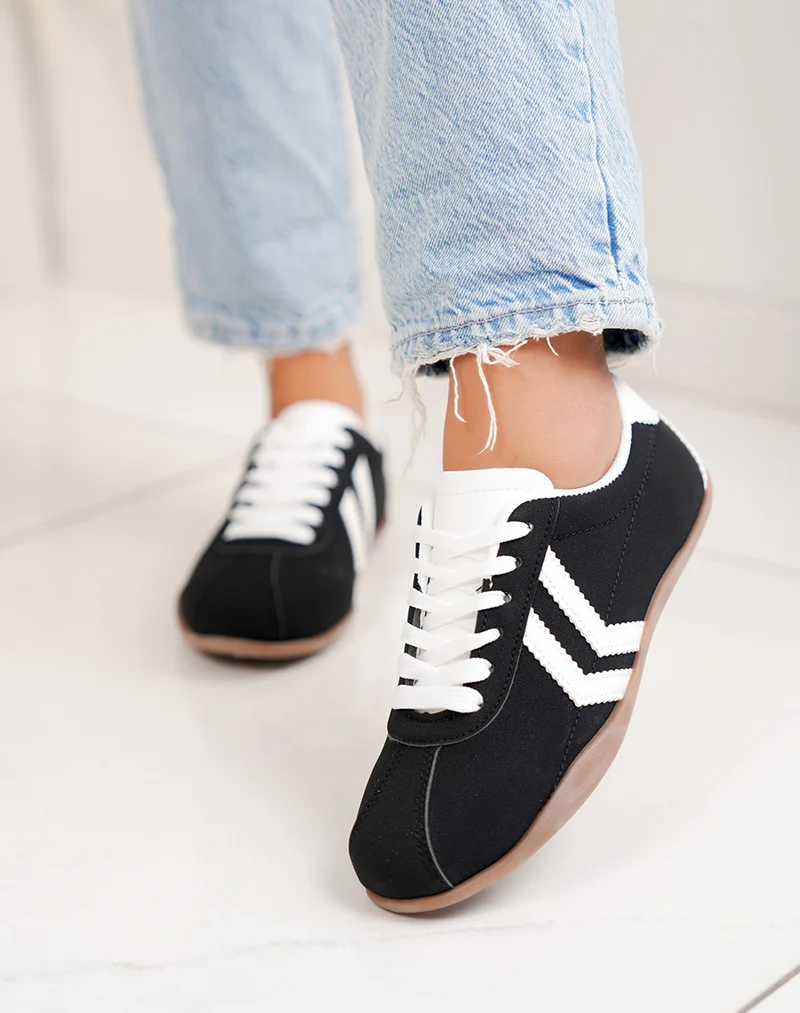 Baskets femme noires tendance à empiècement blanc style sportif chic