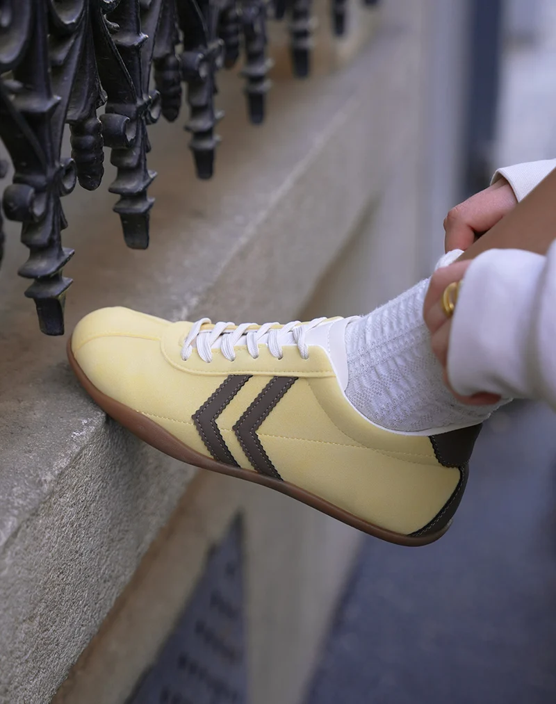Baskets femme jaunes tendance à empiècements marron style rétro