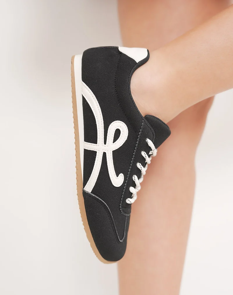 Basket femme noire élégante à lacets blancs avec empiècements contrastés