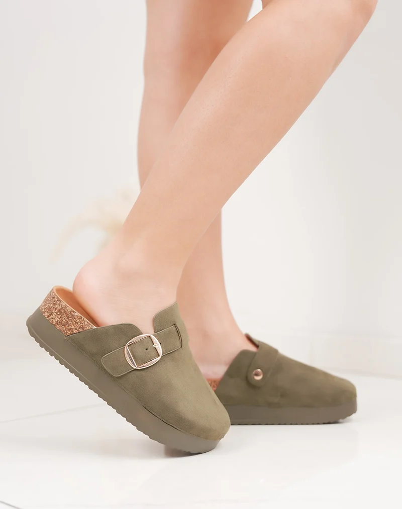 Mules fermées vert kaki en suédine à plateforme avec boucle dorée