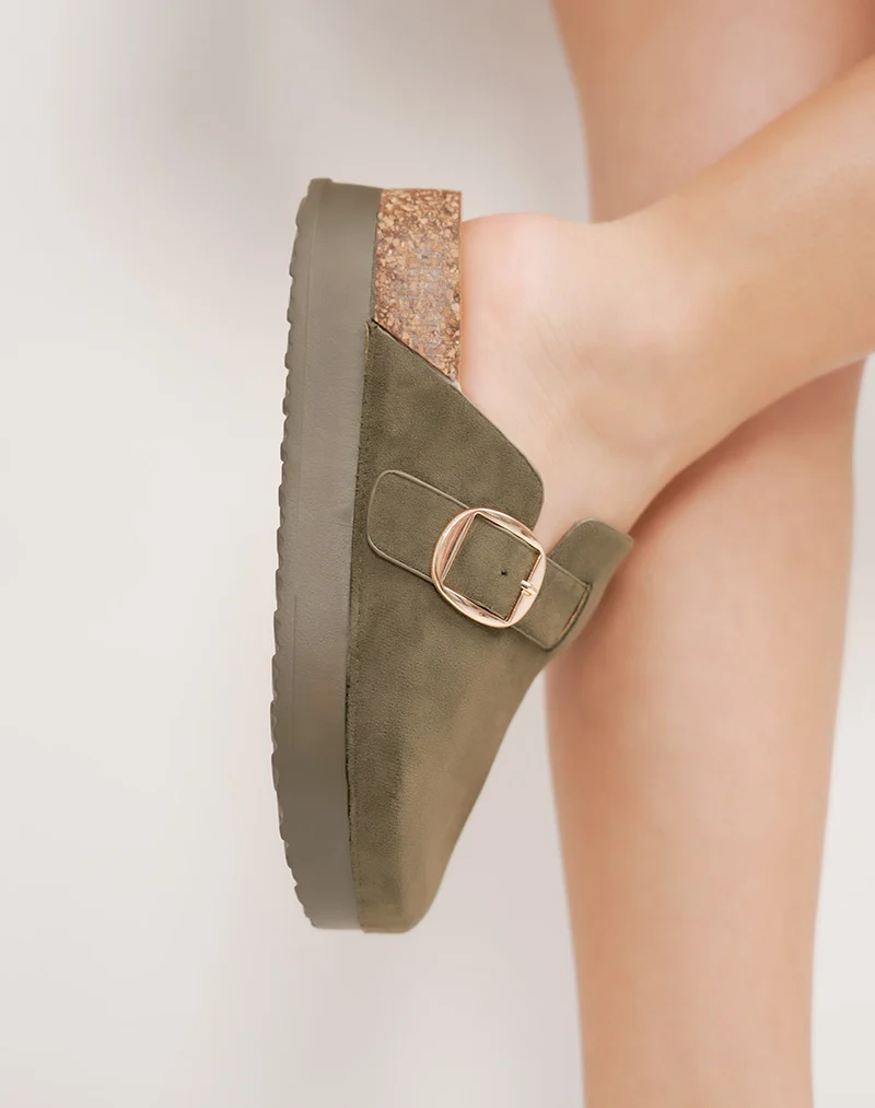 Mules fermées vert kaki en suédine à plateforme avec boucle dorée