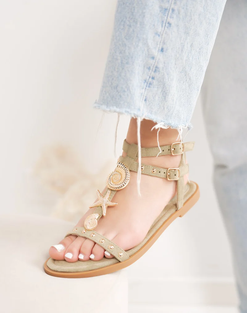 Sandale femme vert kaki élégante en suédine à détails bijoux dorés et double lanière