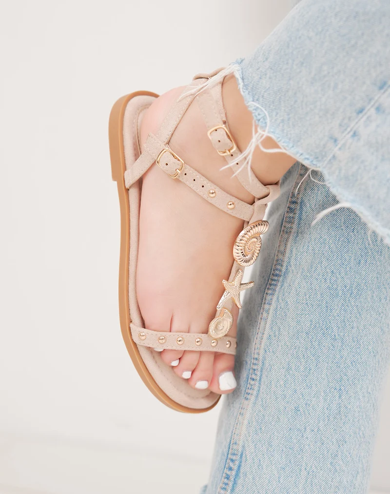 Sandale femme beige élégante en suédine à détails bijoux dorés et double lanière