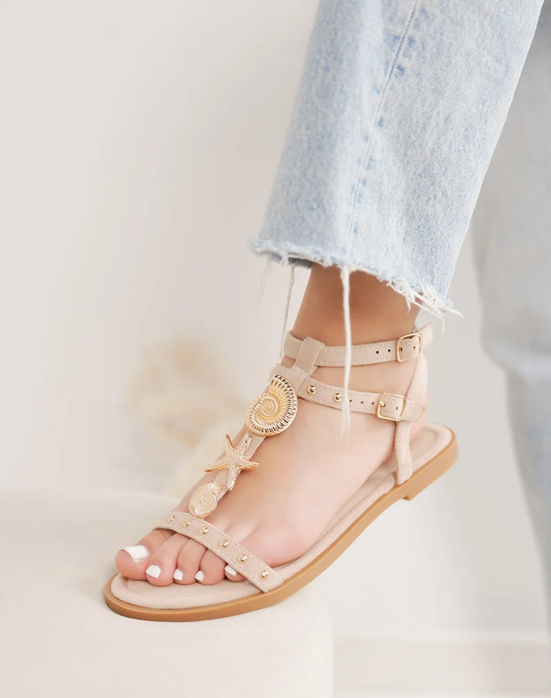 Sandale femme beige élégante en suédine à détails bijoux dorés et double lanière
