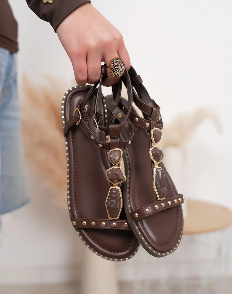 Nu-pieds femme marron tendance avec clous dorés et pierres décoratives