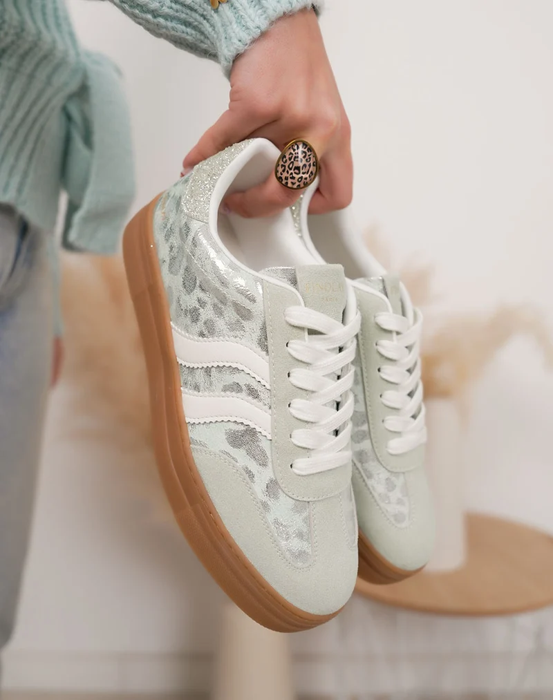 Basket femme vert pastel tendance à empiècements léopard et pailletés avec semelle camel